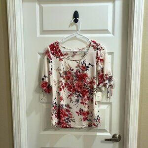 ✨NWT~Floral Blouse✨